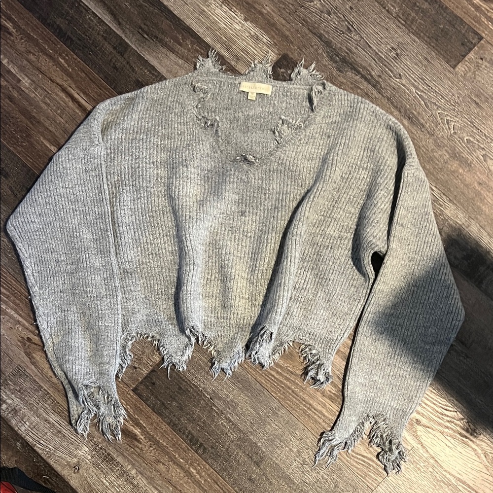 Stylish Frayed V-Neck Sweater in Gray